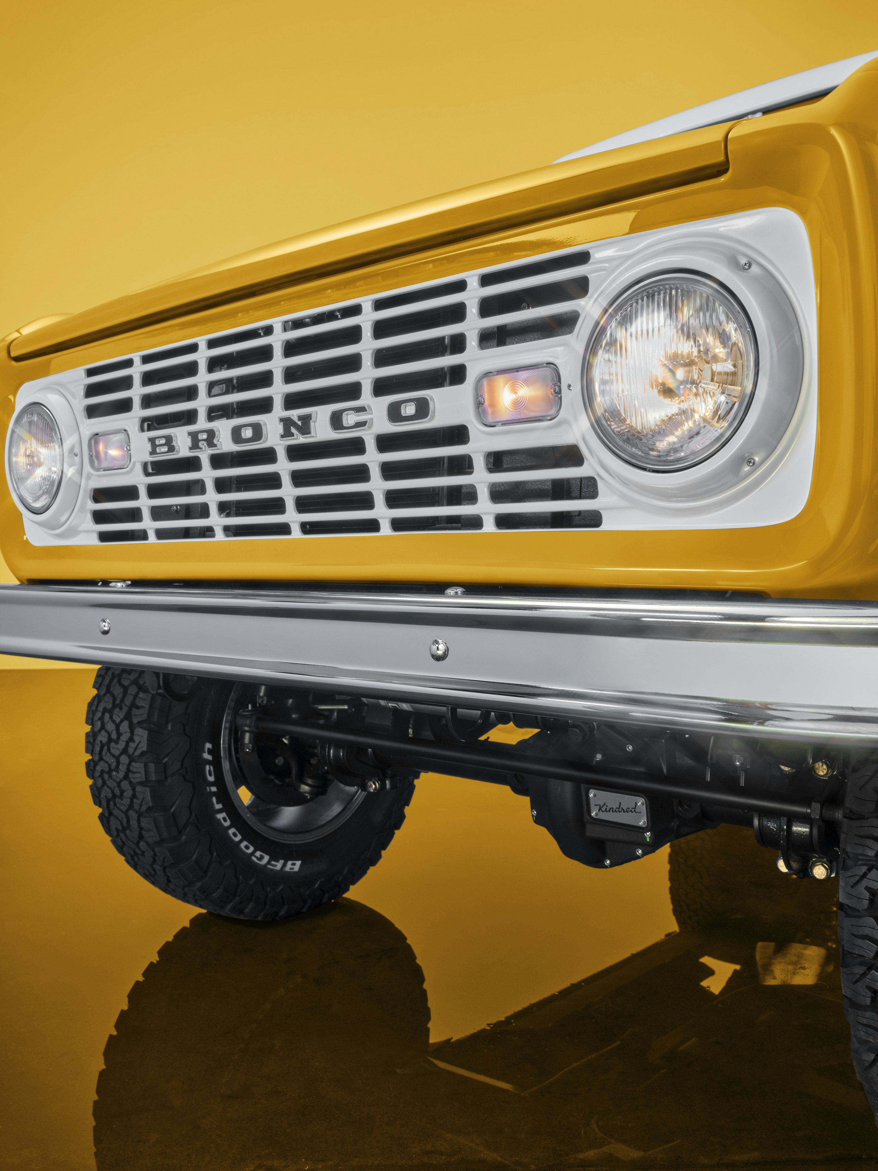 Bronco Detail1 Headlights Sand Yellow 3 4