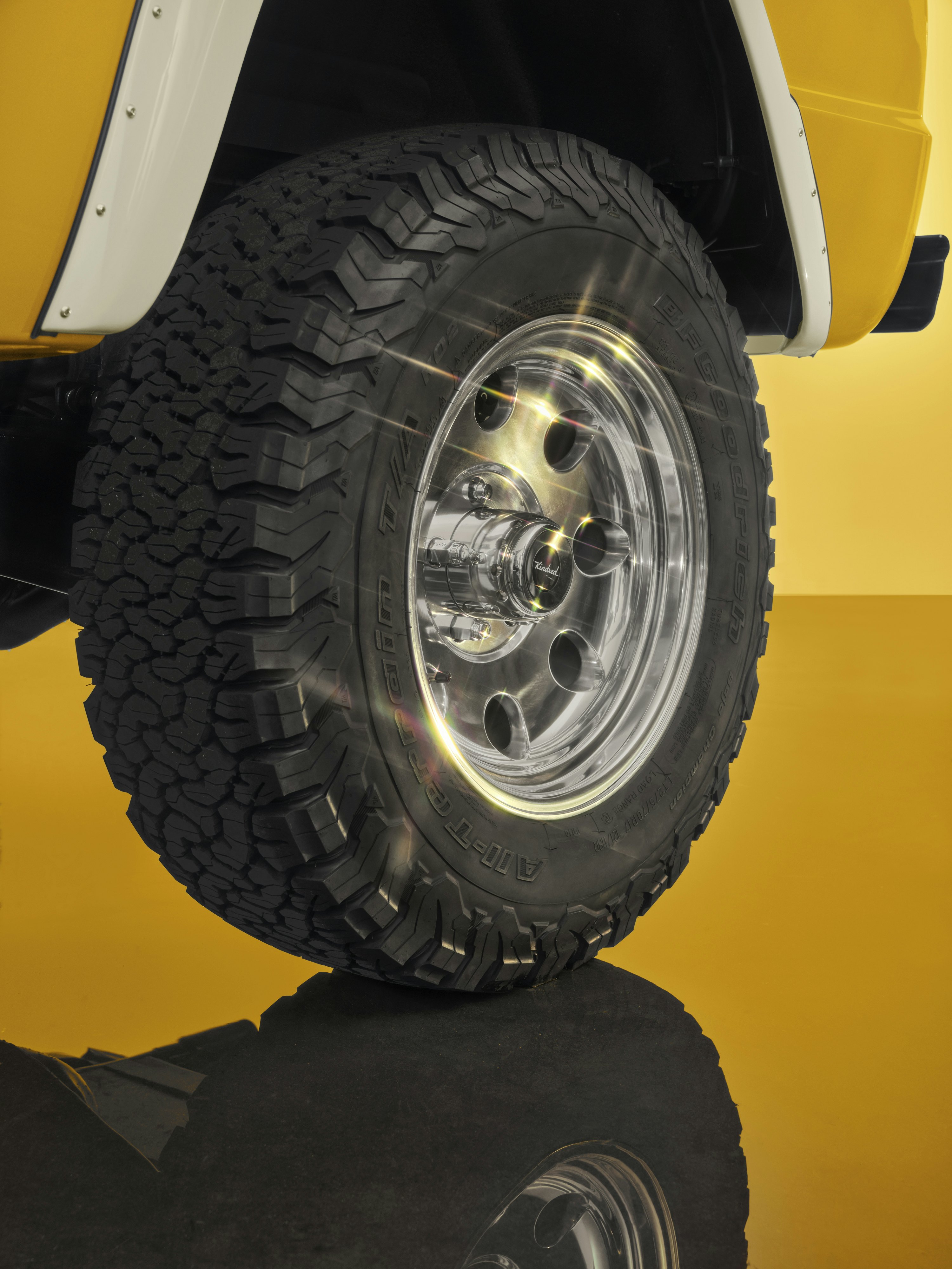 Bronco Detail2 Tire Sand Yellow 3 4