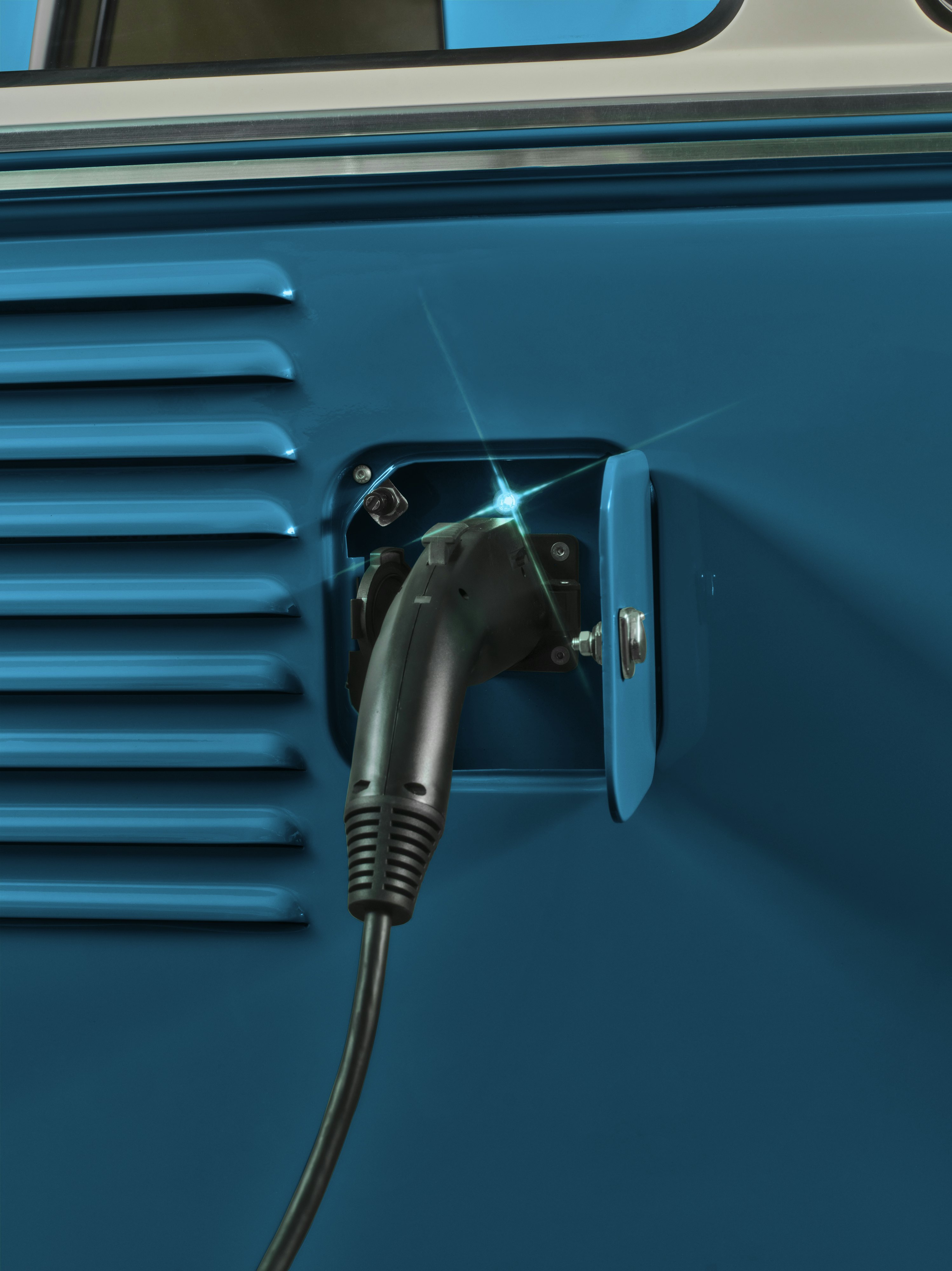 Kindred VW Bus Detail3 Charger Ocean Blue 3 4