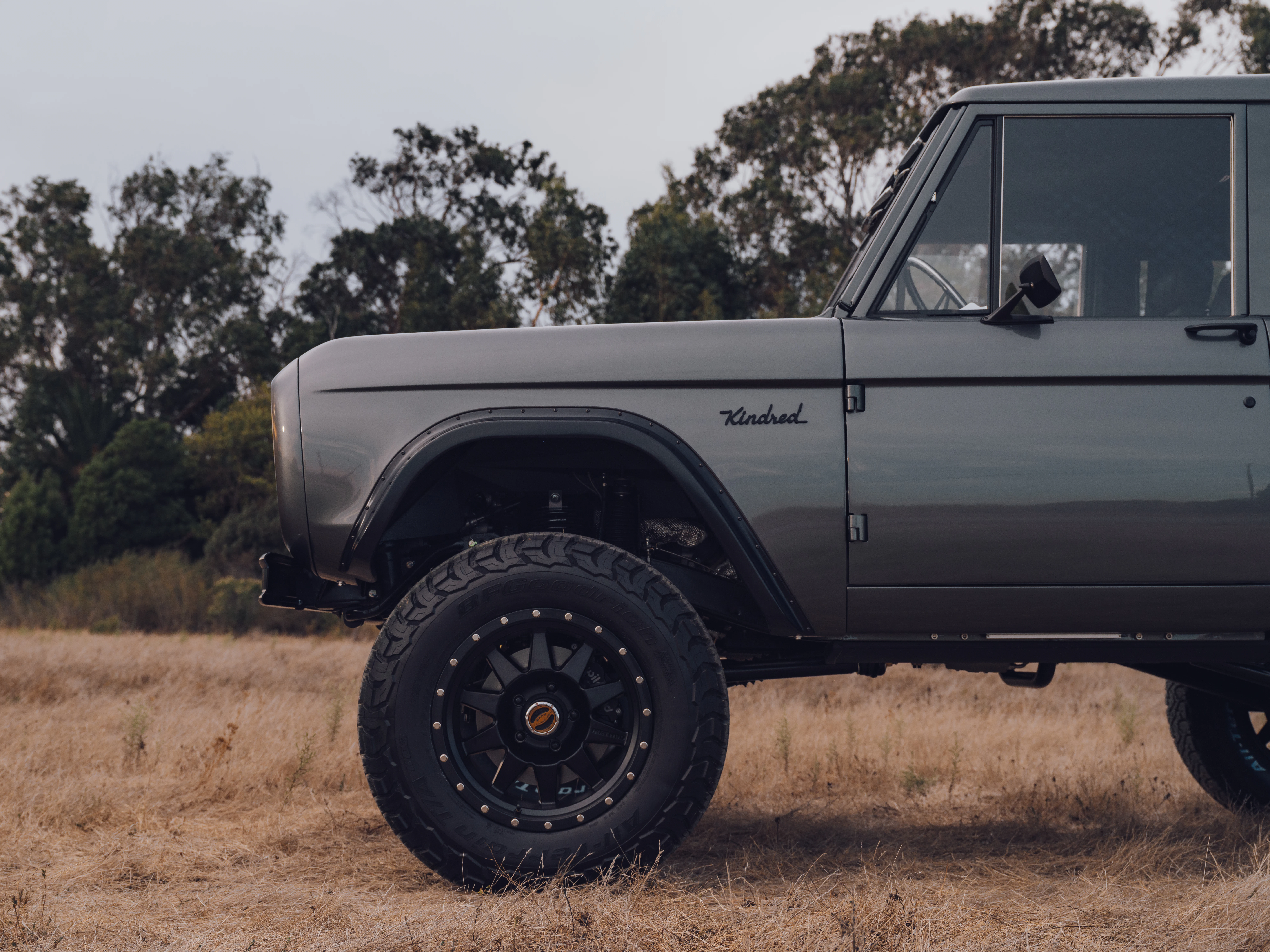 WHITE ICE BRONCO 77 GUNMETAL INV 10