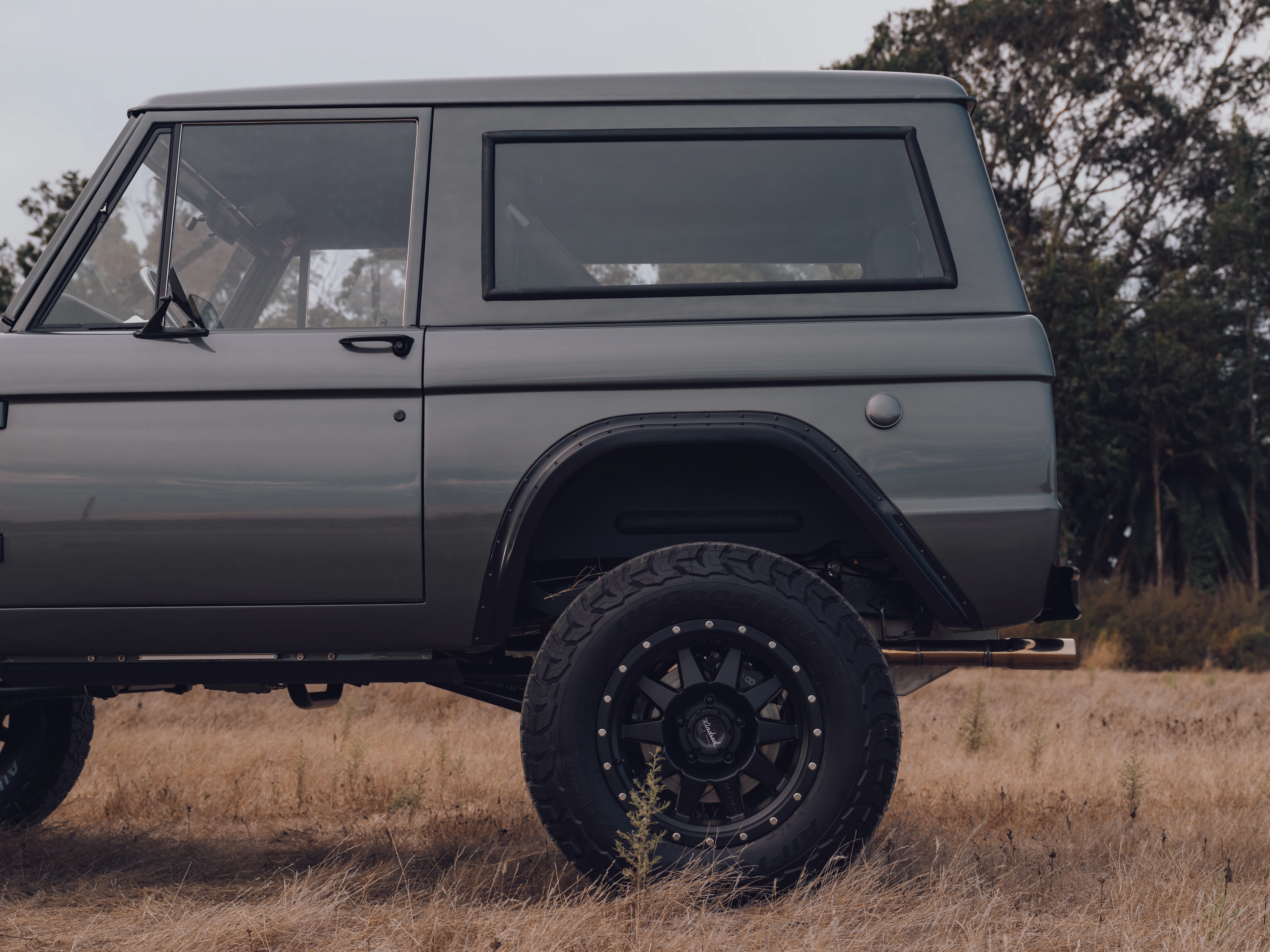 WHITE ICE BRONCO 77 GUNMETAL INV 11