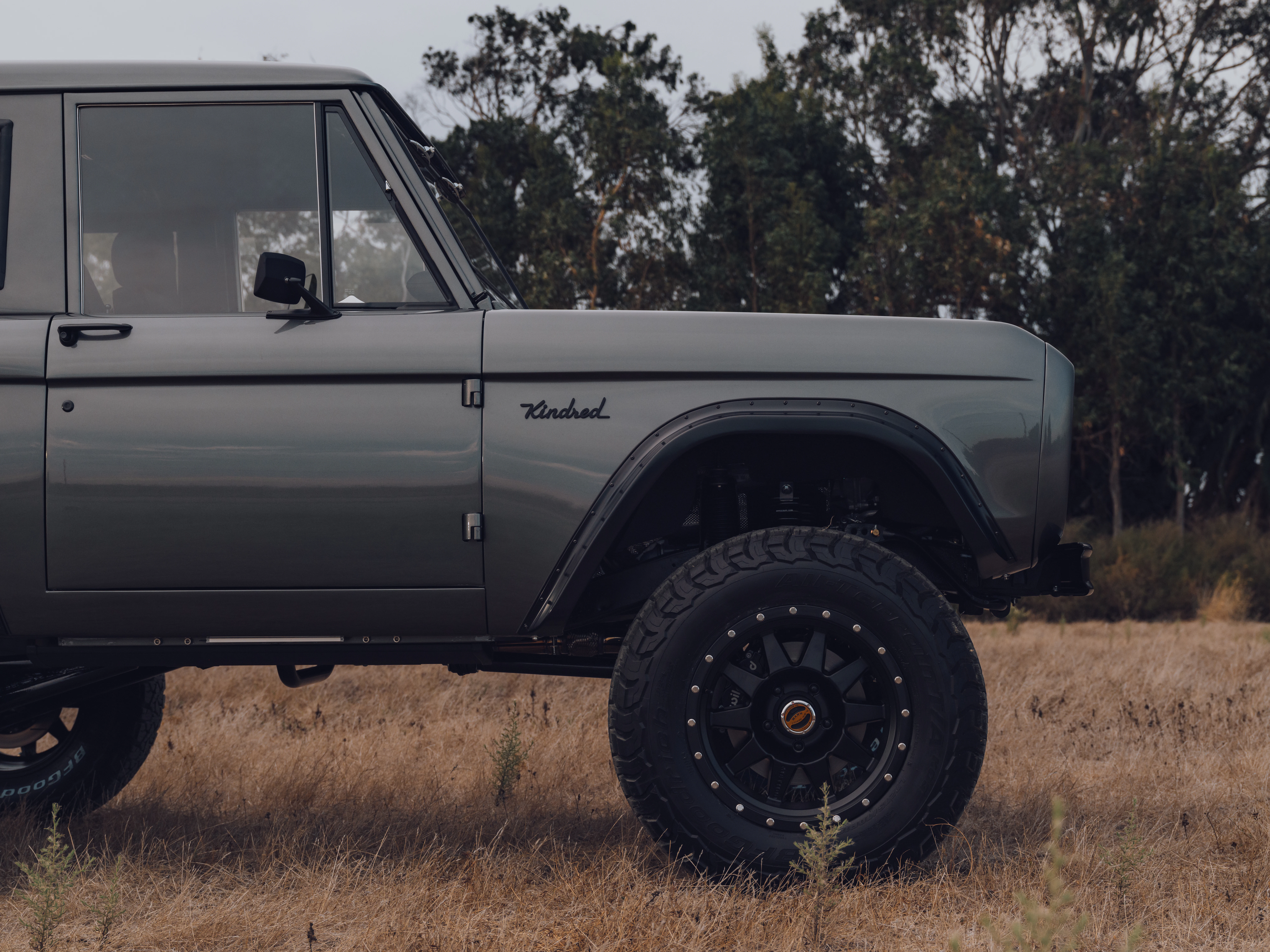 WHITE ICE BRONCO 77 GUNMETAL INV 14