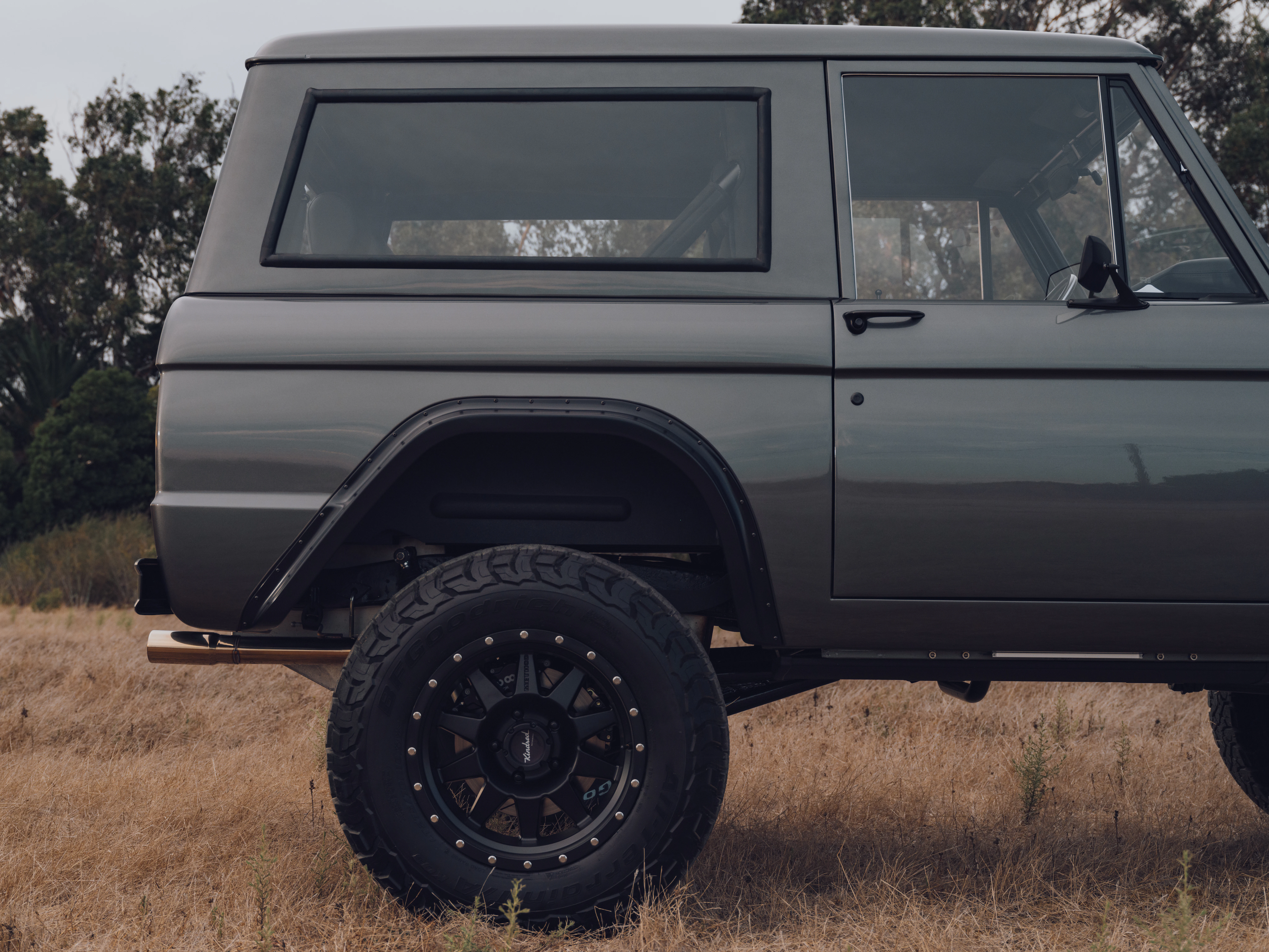 WHITE ICE BRONCO 77 GUNMETAL INV 15