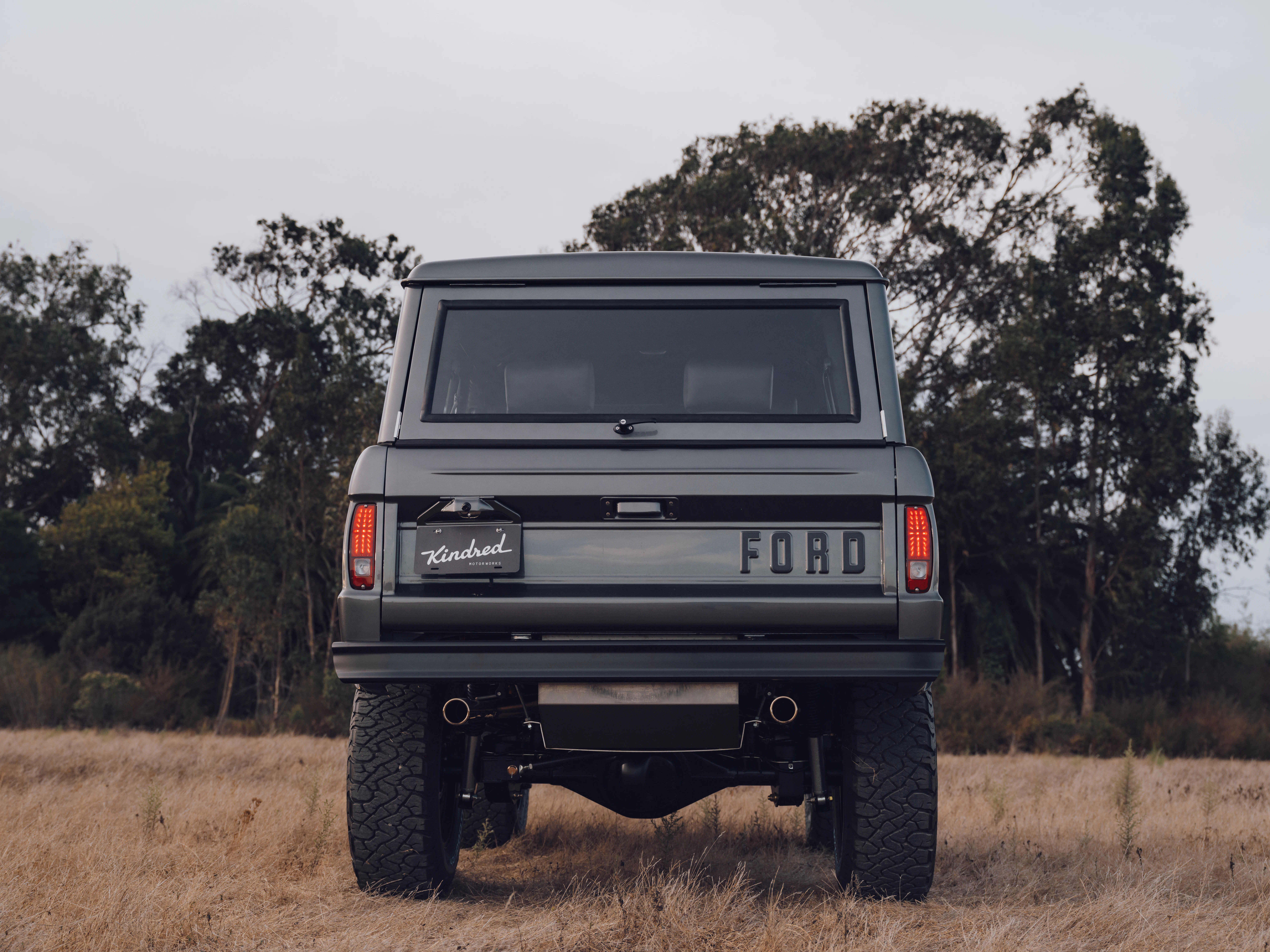 WHITE ICE BRONCO 77 GUNMETAL INV 5