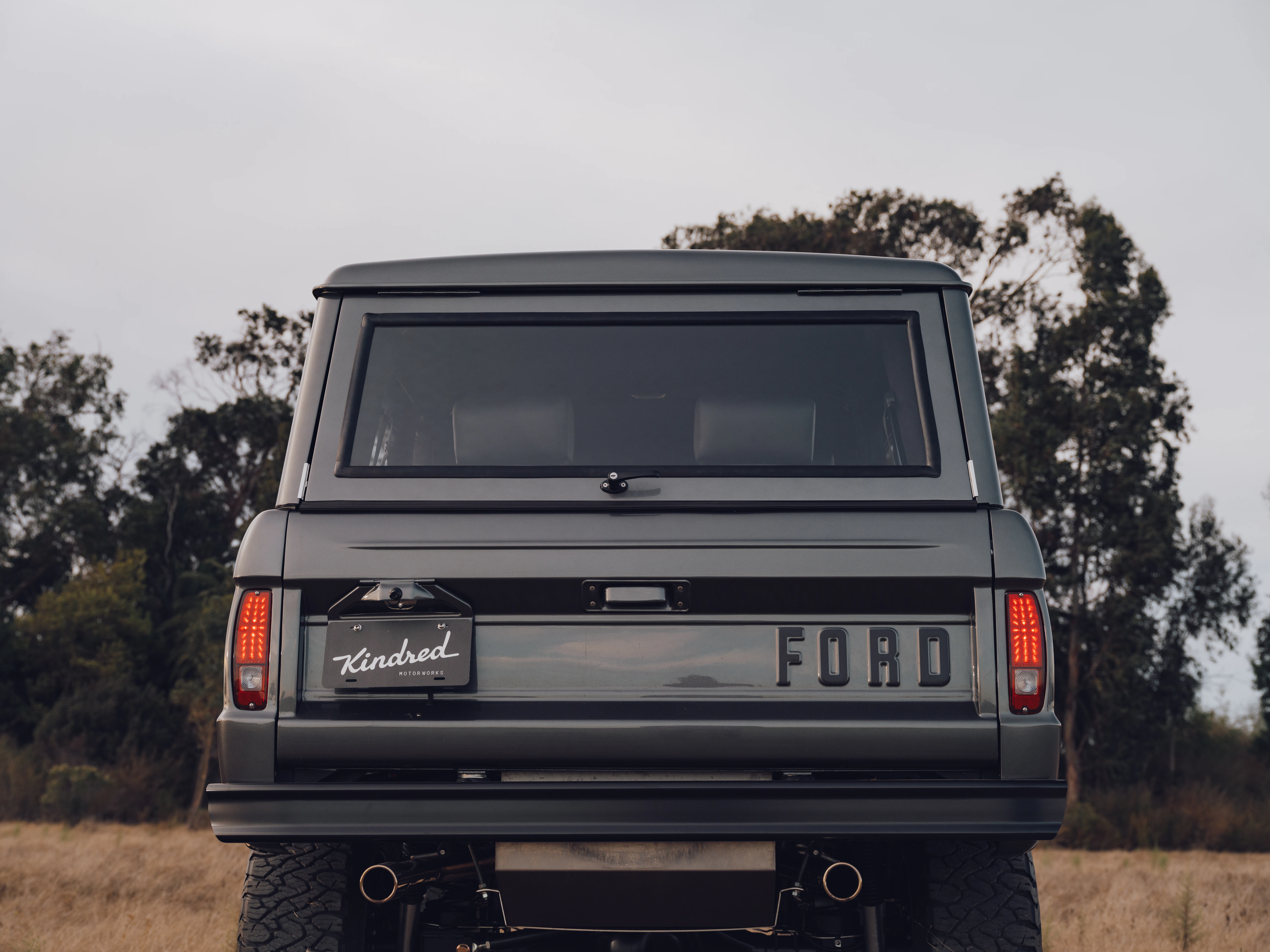 WHITE ICE BRONCO 77 GUNMETAL INV 6