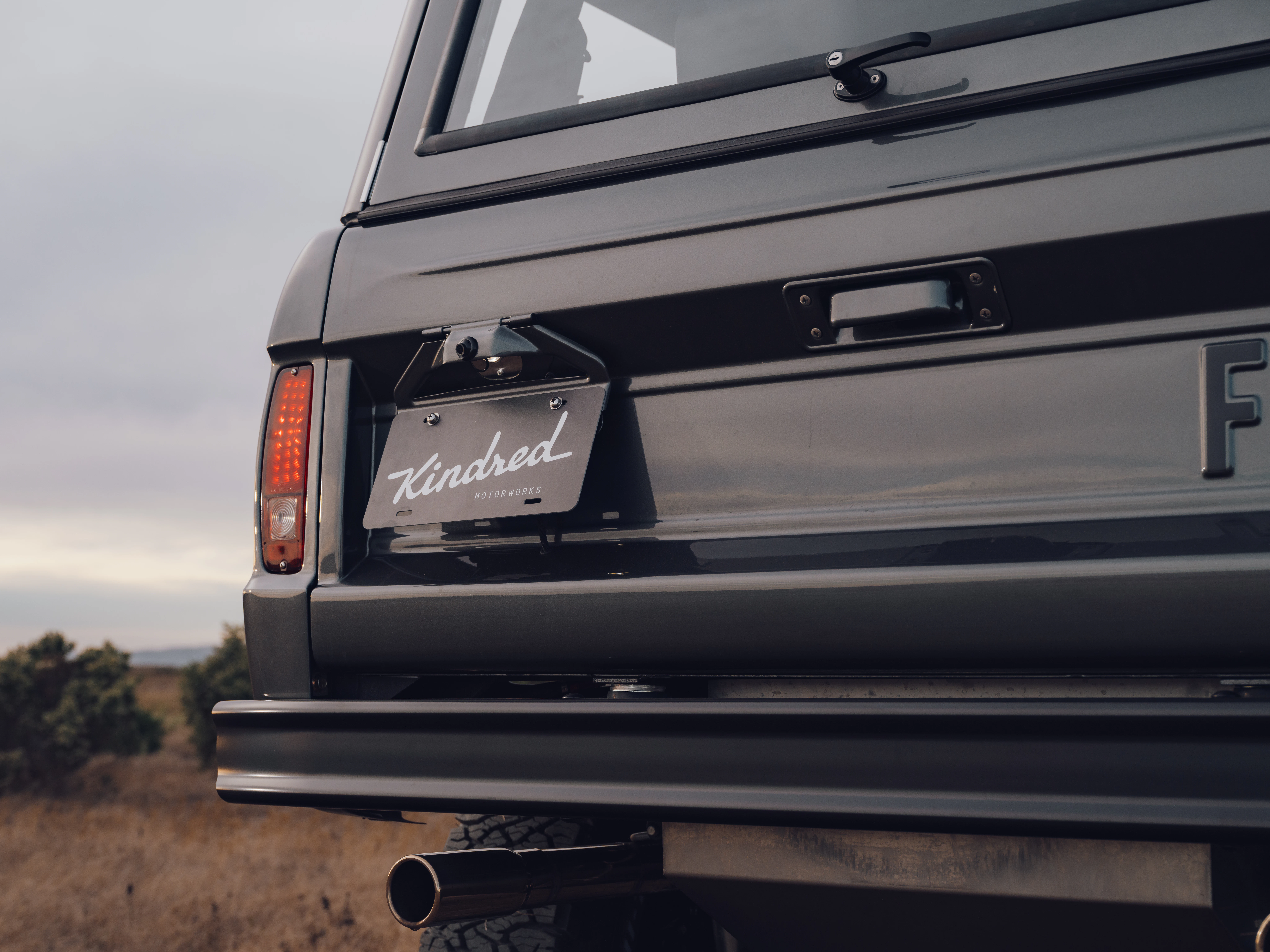 WHITE ICE BRONCO 77 GUNMETAL INV 7