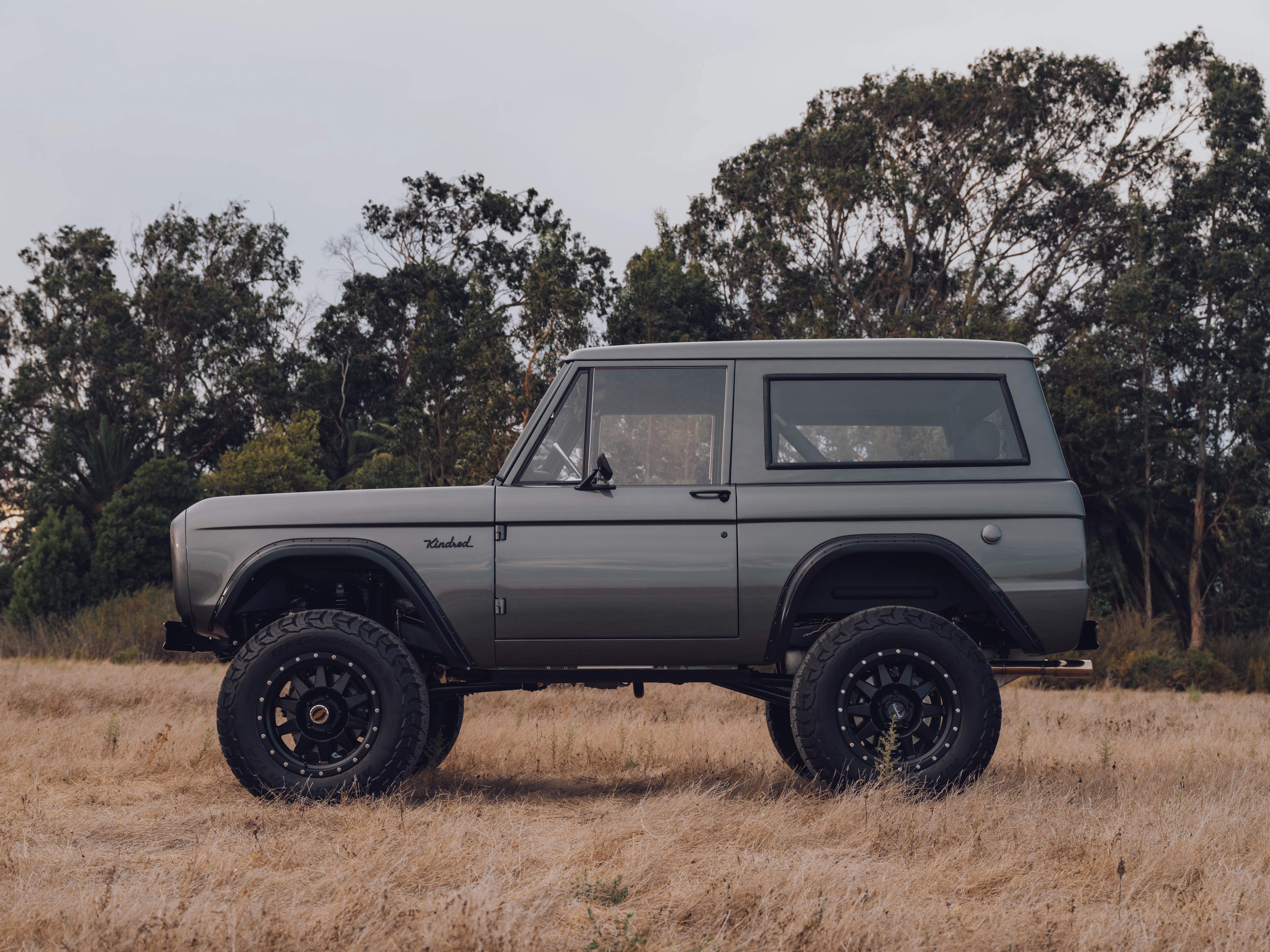 WHITE ICE BRONCO 77 GUNMETAL INV 9